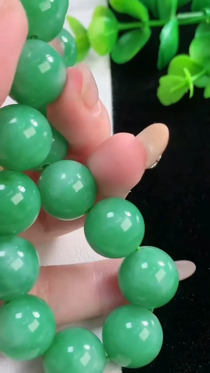 天然A货翡翠圆珠手串，尺寸14-15颗，重量:74.95g11月28日
工厂直销收藏佳品,种好水足，色泽均匀，有种有色，上手高大气！