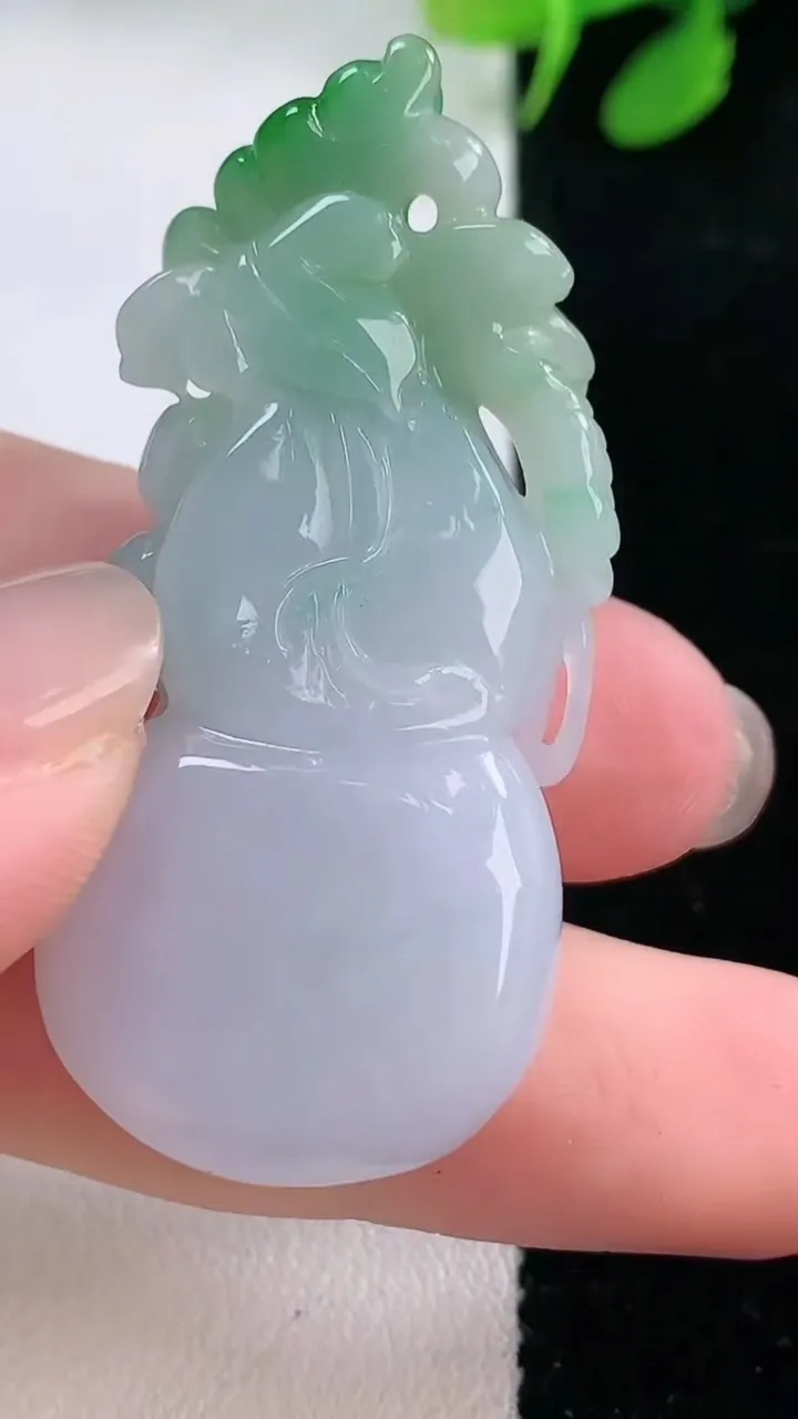 天然A货翡翠葫芦吊坠，尺寸47.5-21.5-10.8，重量:18.0.9g
11月28日