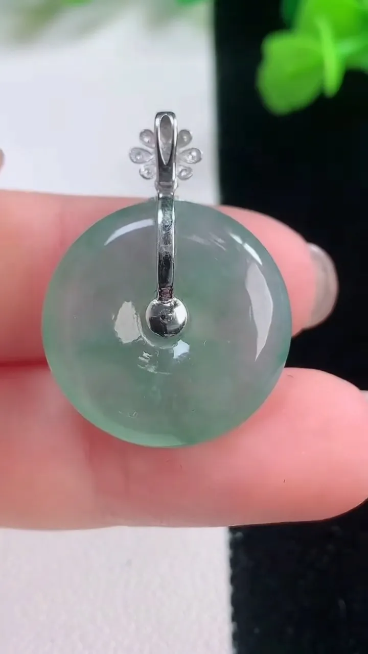 天然A货翡翠平安扣吊坠，尺寸20.7-5.4，重量:5.32g
11月28日