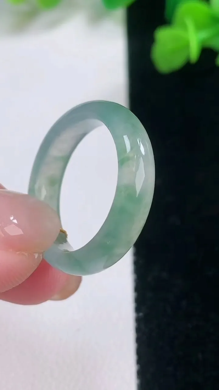 天然A货翡翠冰种飘花指环戒指，尺寸18.7-4.7-2.8，重量:6.61g2025年11月28日
工厂直销收藏佳品,种好水足，色泽均匀，有种有色，上手高大气！