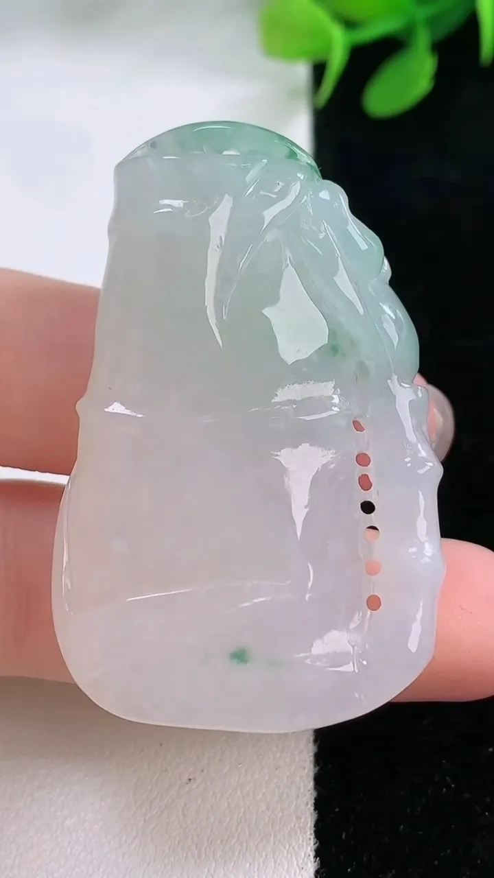 天然A货翡翠节节高升 竹节吊坠，尺寸47.5-30.4-9，重量:25.03g
11月28日