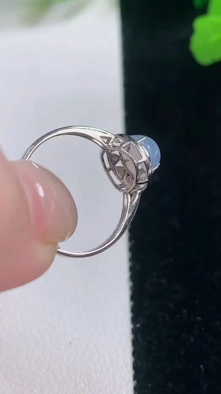 天然A货翡翠18K金紫罗兰蛋面戒指，尺寸17.2-6.1-7，重量:1.37g2025年11月28日
工厂直销收藏佳品,种好水足，色泽均匀，有种有色，上手高大气！