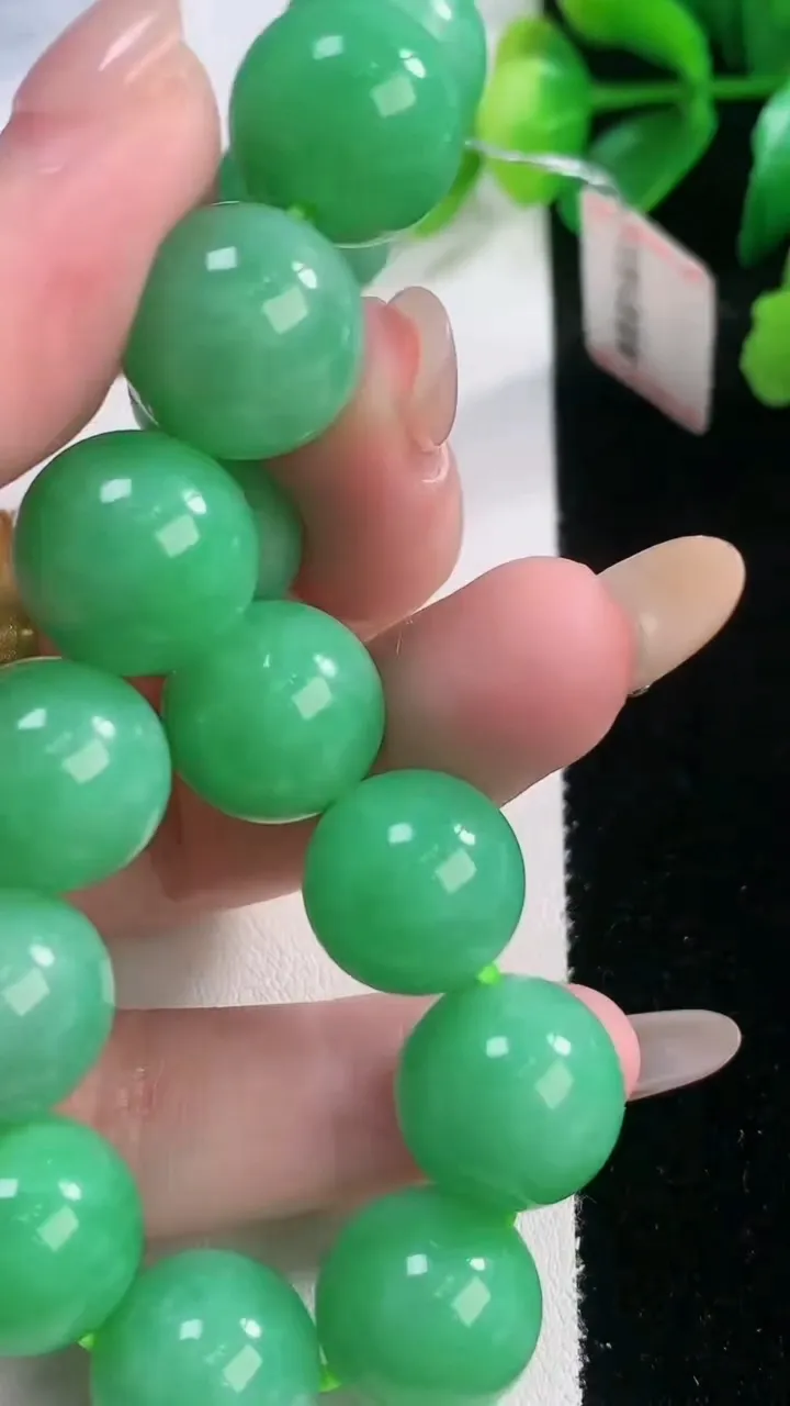 天然A货翡翠圆珠手串，尺寸14-15颗，重量:70.48g11月28日
工厂直销收藏佳品,种好水足，色泽均匀，有种有色，上手高大气！