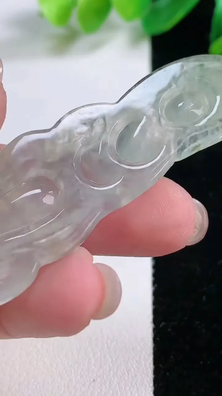 天然A货翡翠飘花观音菩萨吊坠，尺寸 60-22-5，重:10.94g
11月28日