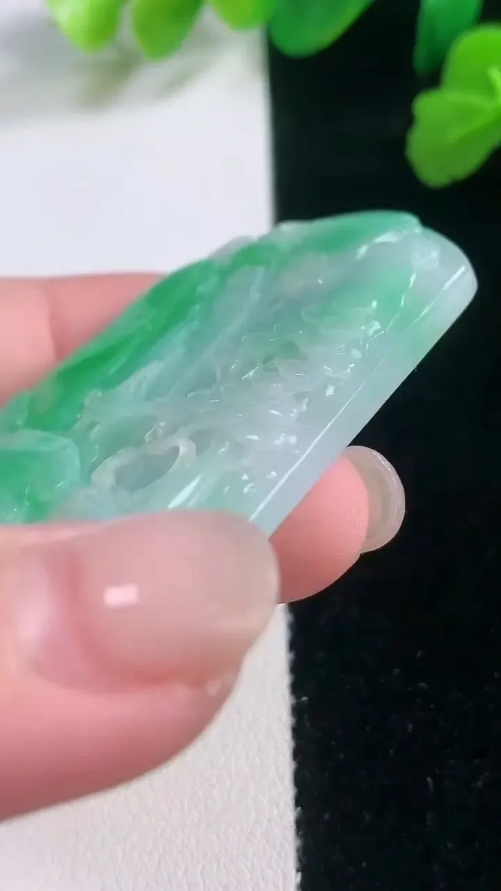 天然A货翡翠山水牌吊坠，尺寸41.2-34.5-6，重量:26.72g
11月28日