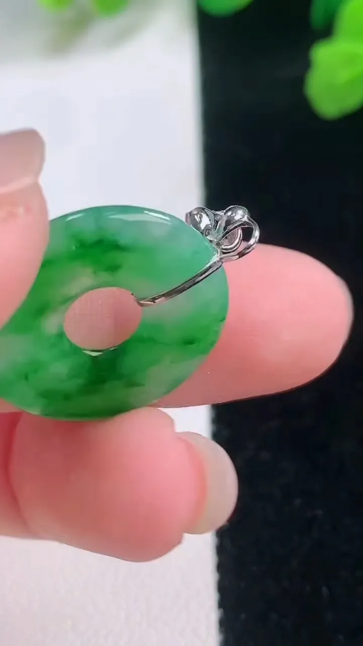 天然A货翡翠平安环吊坠，尺寸20.7-2.8，重量:2.95g
11月28日