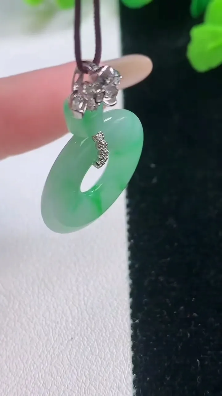 天然A货翡翠平安环吊坠，尺寸22.7-3.7，重量:5.11g
11月28日