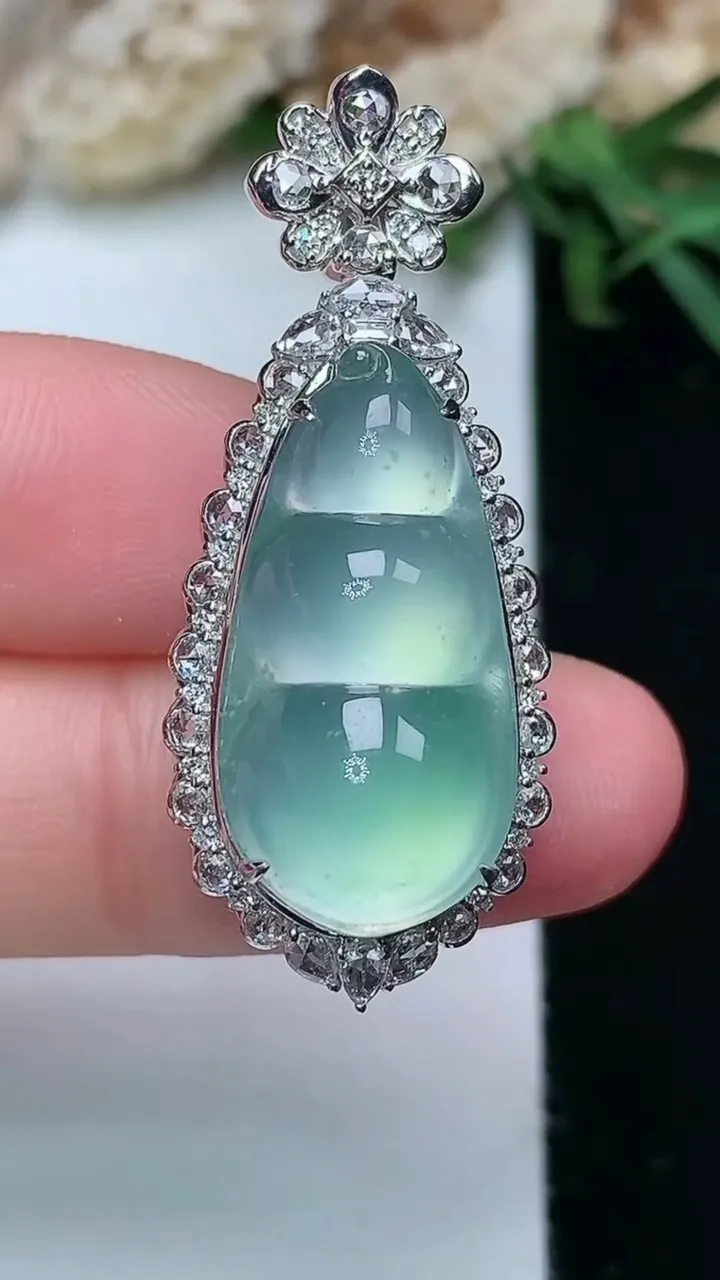 天然A货翡翠福豆吊坠，尺寸37.3-15.6-13，裸石22-11.5，重量:6.32g
11月28