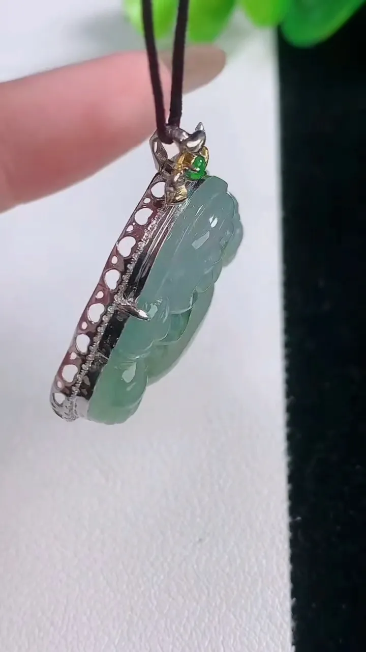 天然A货翡翠种佛公吊坠，尺寸33.2-33.4-8.7，裸石22-31.6重量:7.85g
11月28日