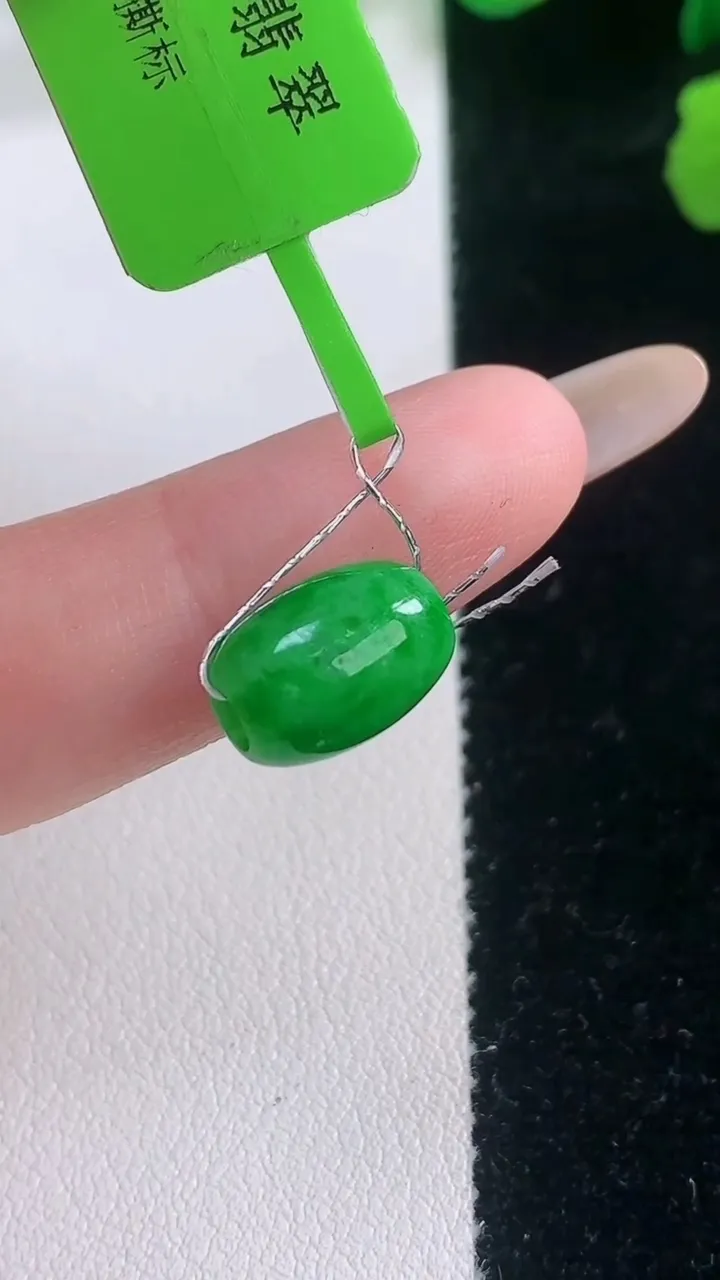 天然A货翡翠路路通吊坠，尺寸11-7.9，重量:1.82g
11月28日