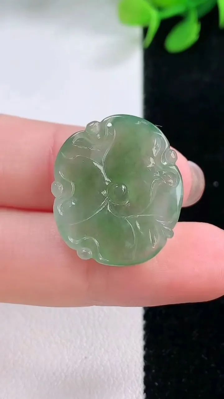 天然A货翡翠年年有余吊坠，尺寸19.8-23.2-4.9，重量:3.70g
11月28日