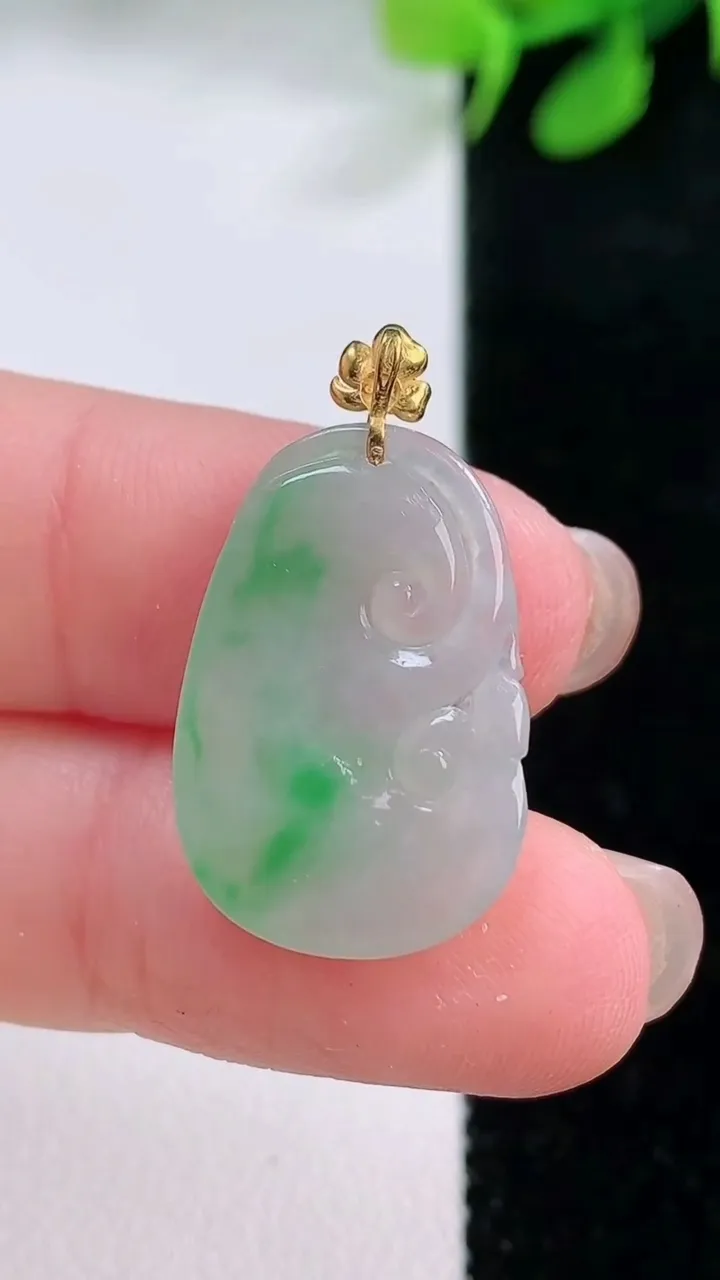 天然A货翡翠如意吊坠，尺寸21.8-14.4-3，重量:2.04g
11月28日