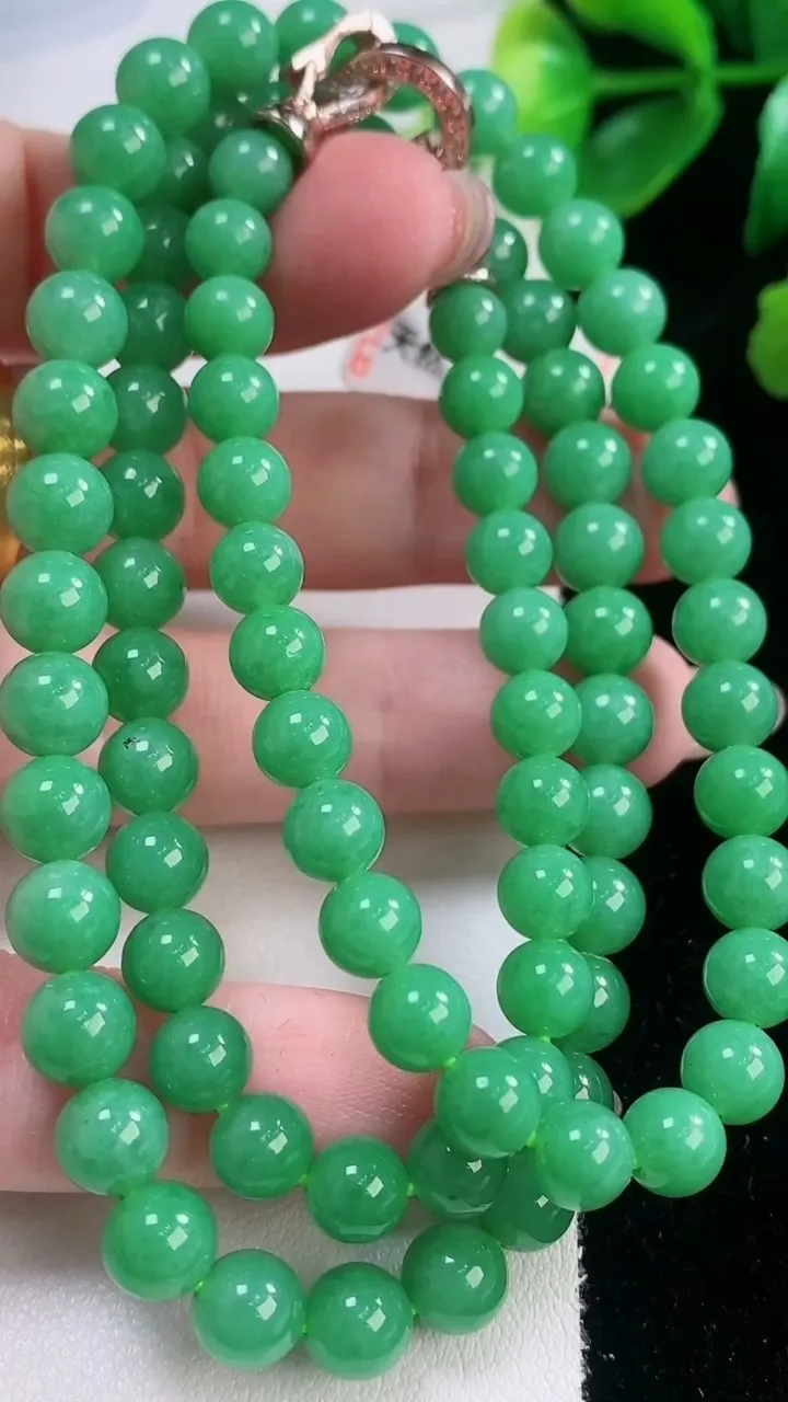 天然A货翡翠圆珠项链，尺寸6.7-86颗，重量:43.85g11月28日
工厂直销收藏佳品,种好水足