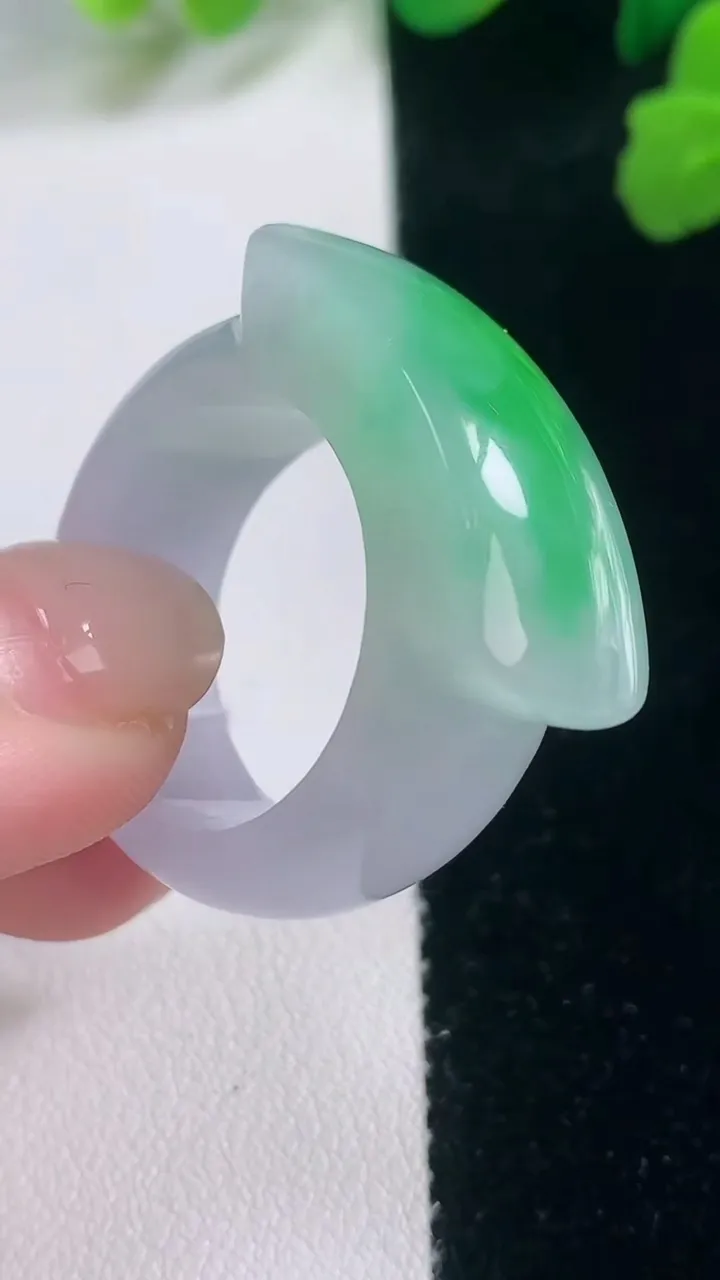 天然A货翡翠马鞍戒指 扳指，尺寸21-12-7.2，重量:15.50g2025年11月28日
工厂直销收藏佳品,种好水足，色泽均匀，有种有色，上手高大气！