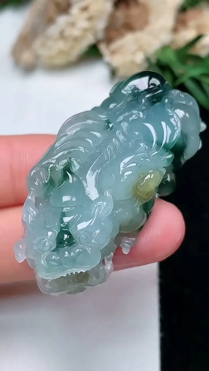 天然A货翡翠双彩貔貅吊坠，尺寸42.2-18.5-11.8，重量:20.02g
11月28日