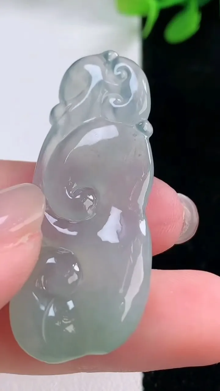 天然A货翡翠如意吊坠，尺寸45.8-19-5.4，重量:9.04g
11月28日