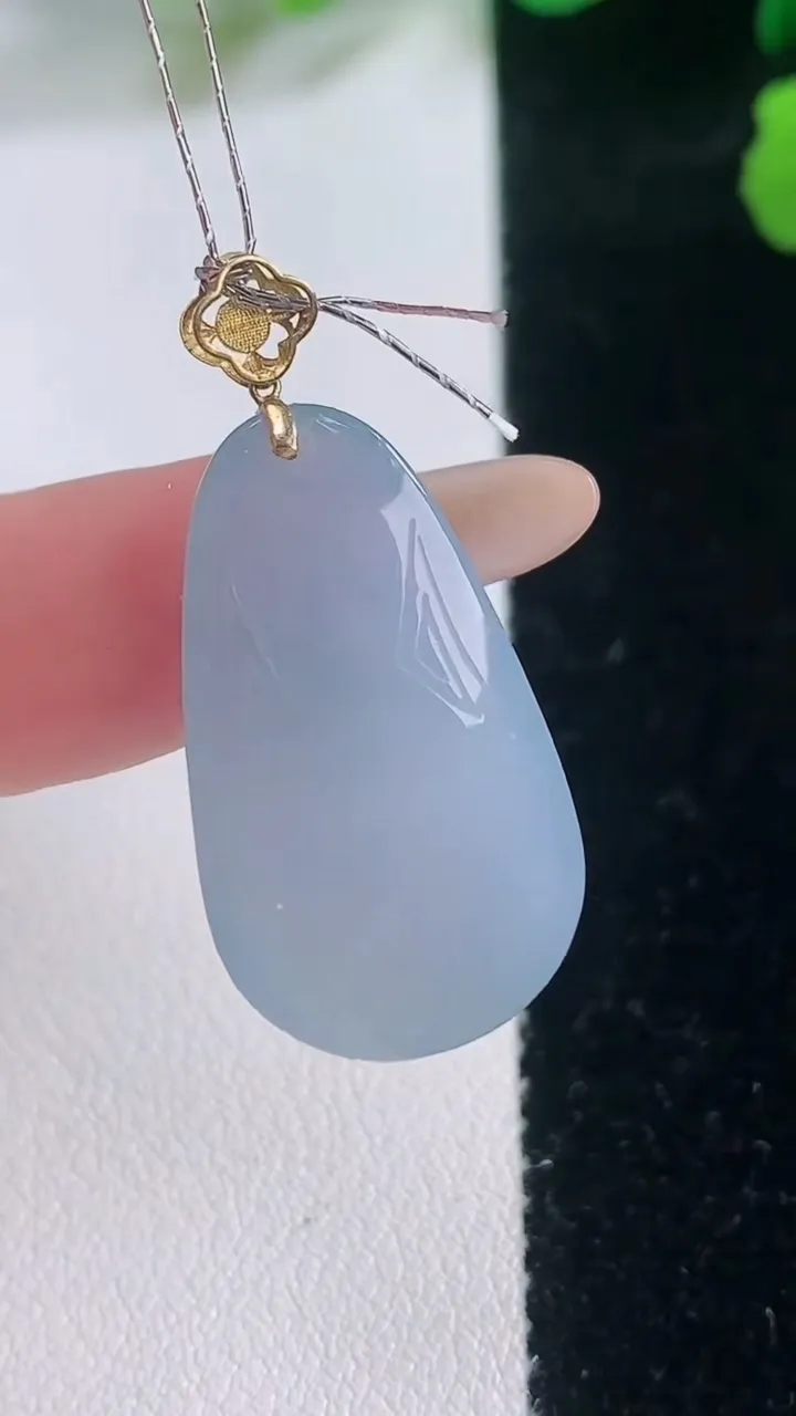 天然A货翡翠18K金紫罗兰福瓜吊坠，尺寸26.4-15.7-6.8，重量:5.45g
11月28日