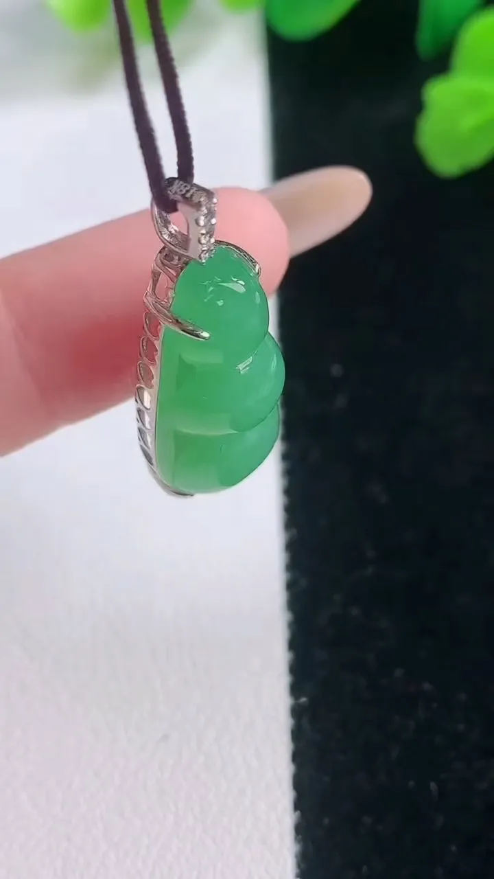天然A货翡翠福豆吊坠，尺寸23.6-10-7.9，重量:3.96g
11月28日