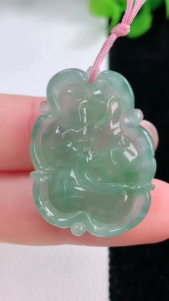 天然A货翡翠年年有余吊坠，尺寸31.7-22.4-5，重量:6.72g
11月28日