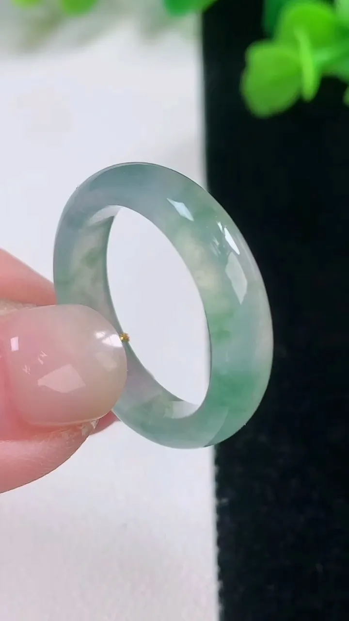 天然A货翡翠冰种飘花指环戒指，尺寸18.7-4.7-2.8，重量:6.61g2025年11月28日
