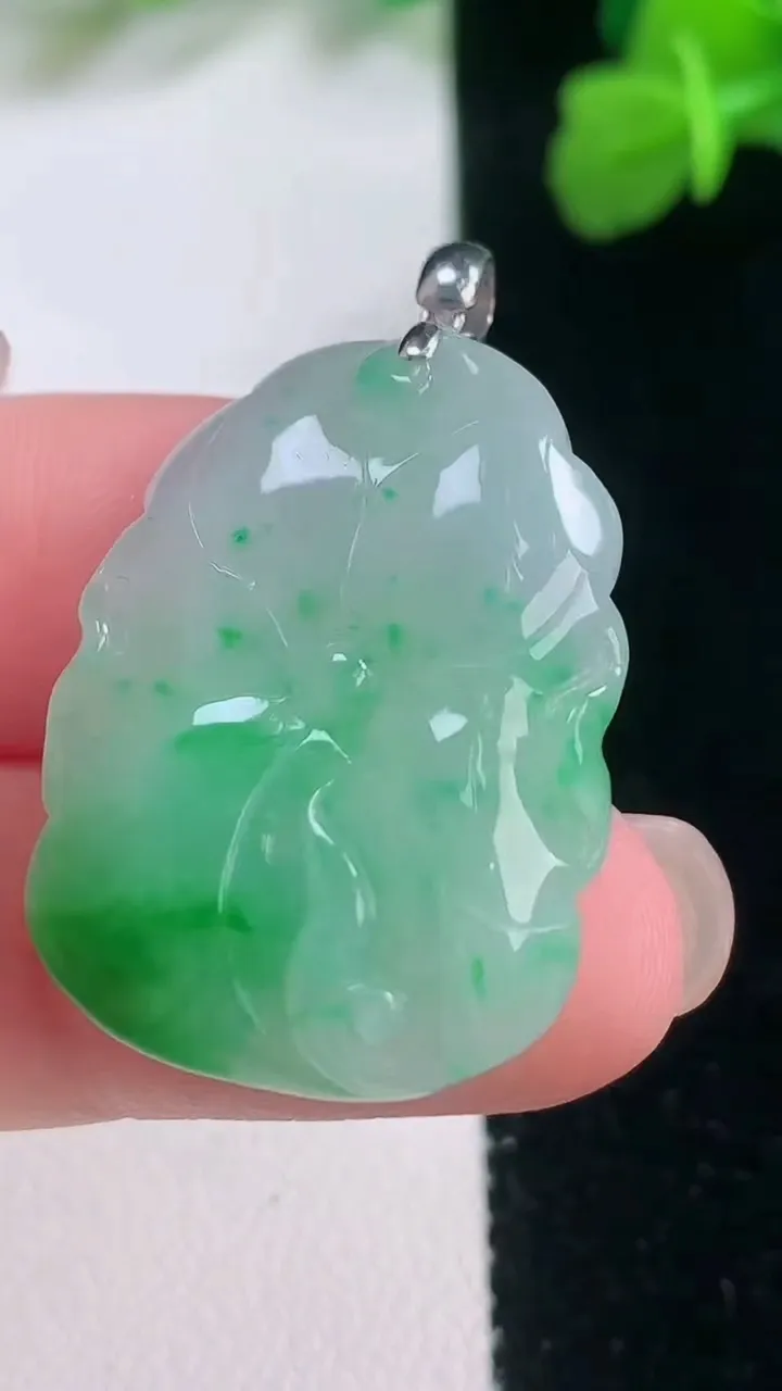 天然A货翡翠荷叶吊坠，尺寸29.5-21-5，重量:7.34g
11月28日