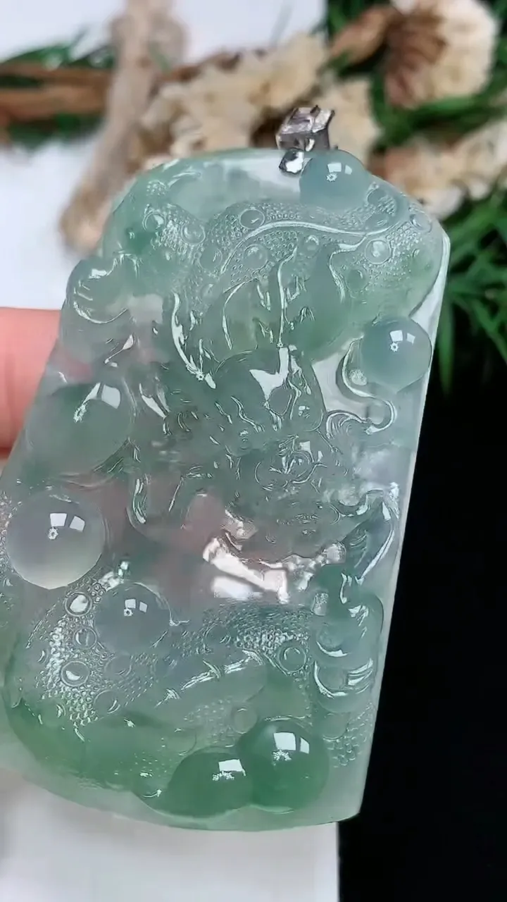 天然A货翡翠龙牌吊坠，尺寸62.5-40.6-6.5，重量:31.90g
11月28日