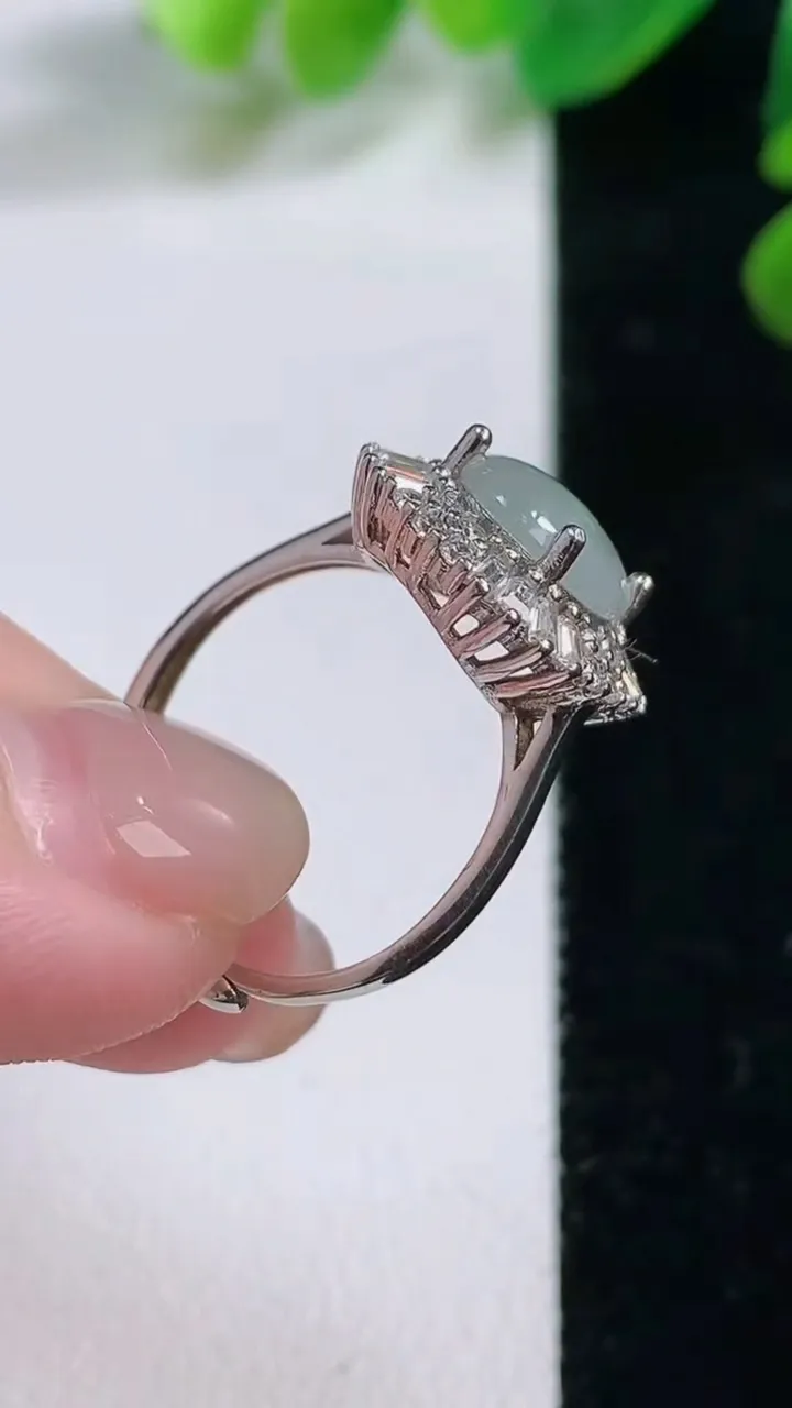 天然A货翡翠种白冰蛋面戒指，尺寸 16.2-14.3-6.8，重:3.30g2025年11月28日
工厂直销收藏佳品,种好水足，色泽均匀，有种有色，上手高大气！