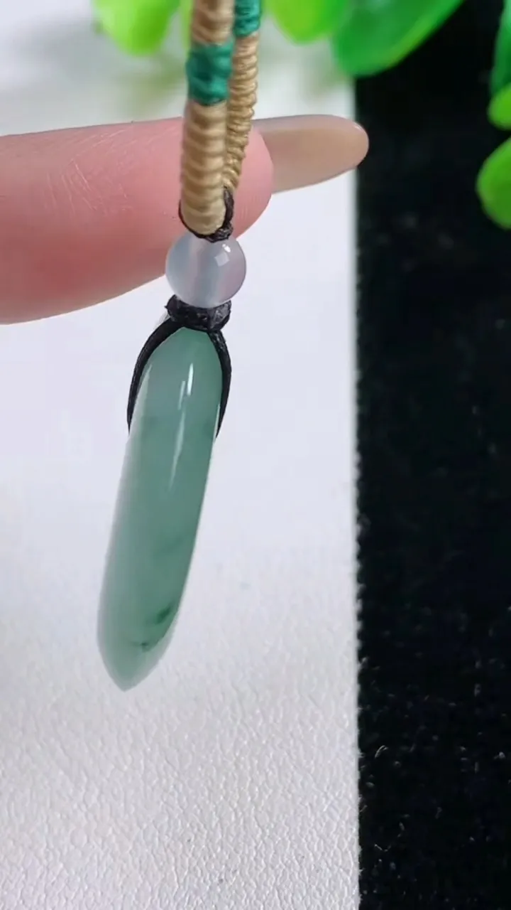 天然A货翡翠飘花平安扣吊坠，尺寸 27.7-5.5，重:8.36g
11月28日