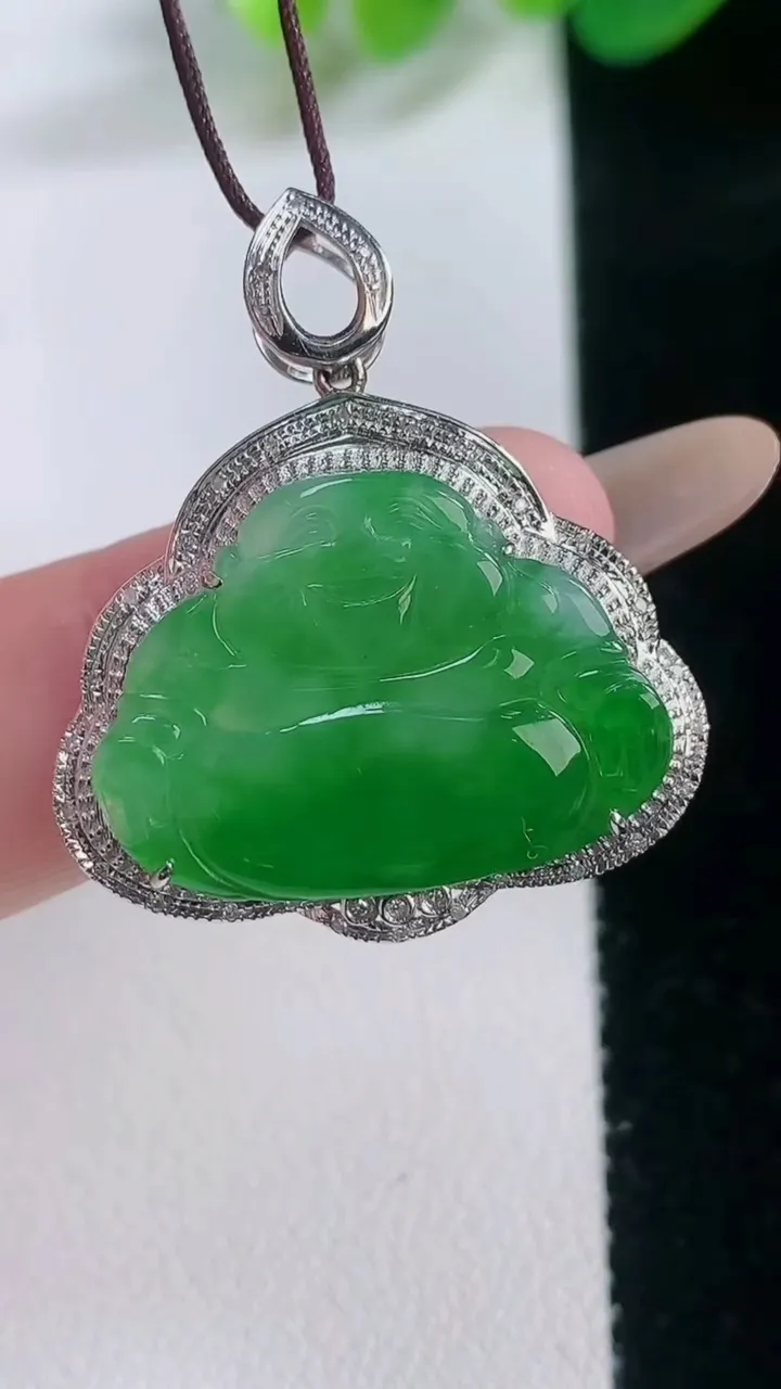 天然A货翡翠佛公吊坠，尺寸30.5-27.2-5.5，裸石17-24重量:4.38g
11月28日