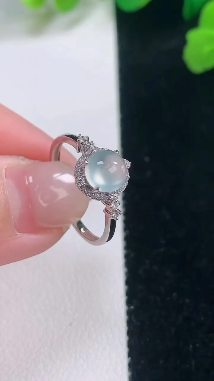 天然A货翡翠种白冰蛋面戒指，尺寸17.2-6-5.6，重量:1.71g2025年11月28日
工厂直销收藏佳品,种好水足，色泽均匀，有种有色，上手高大气！