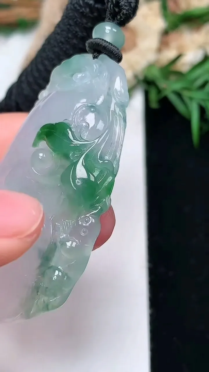 天然A货翡翠如意吊坠，尺寸51-29.5-8.8，重量:25.17g
11月28日