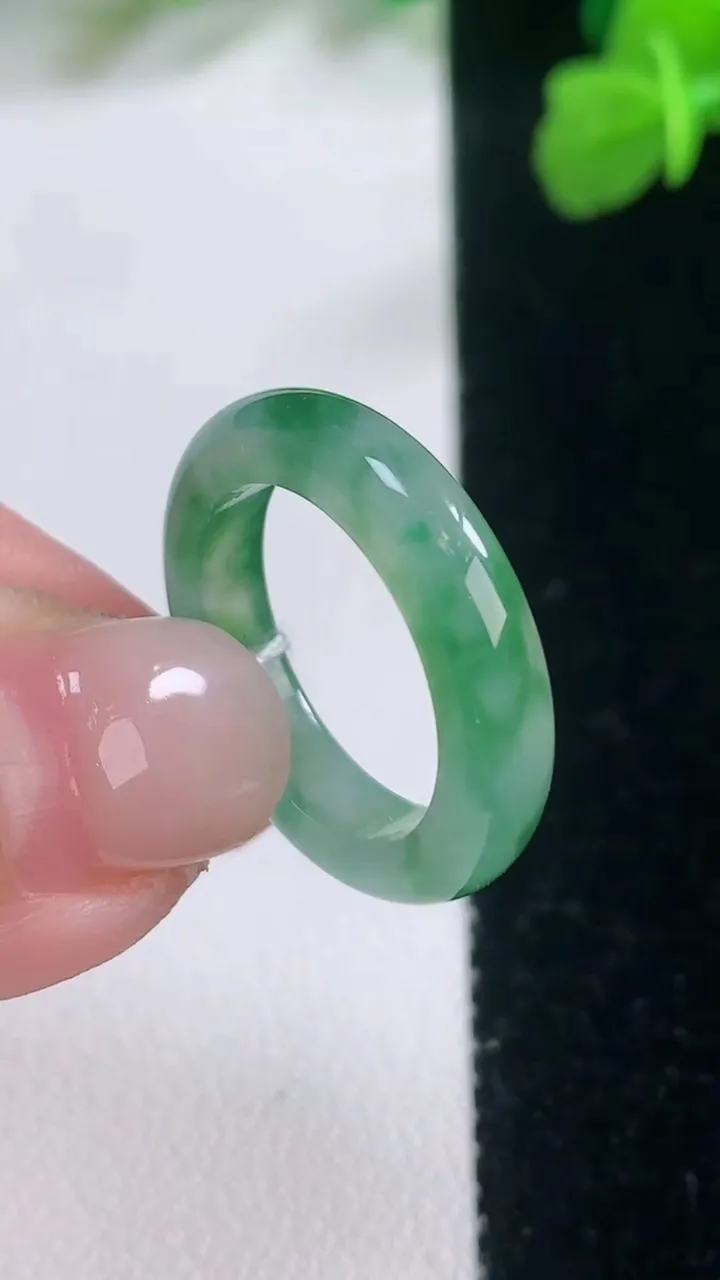 天然A货翡翠指环戒指，尺寸16.7-4-2.9，重量:2.99g2025年11月28日
工厂直销收藏佳品,种好水足，色泽均匀，有种有色，上手高大气！