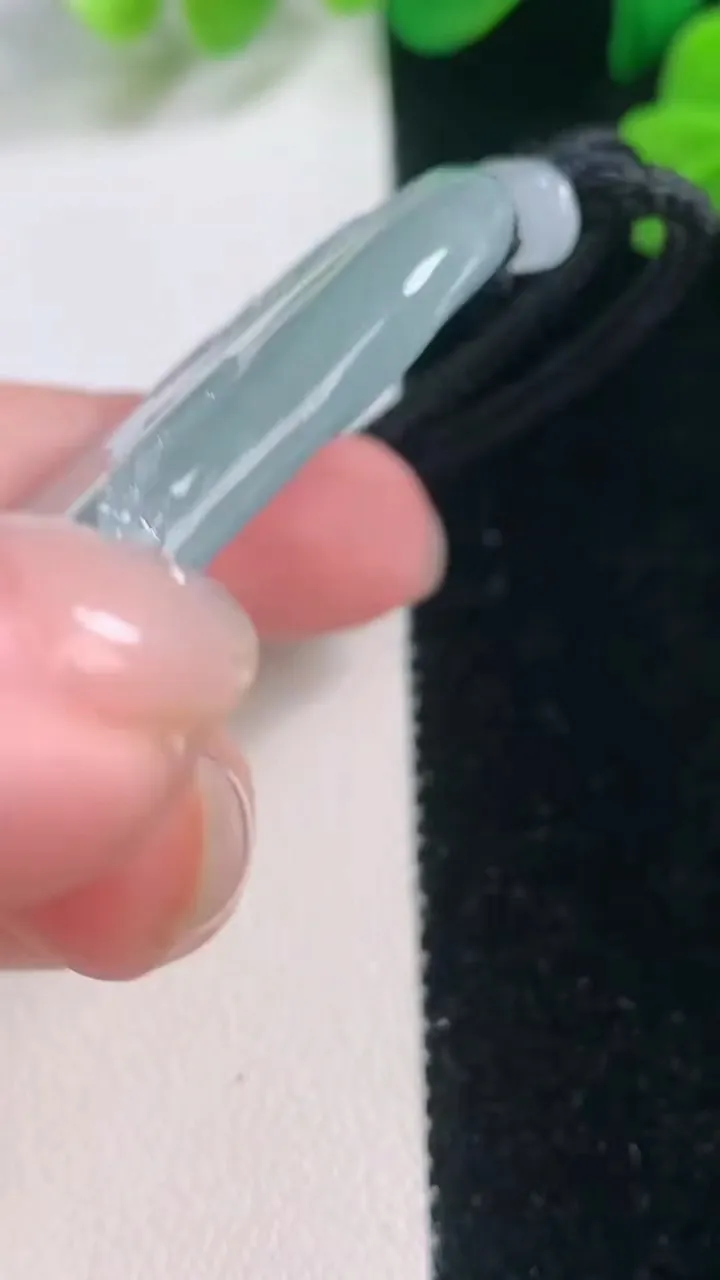 天然A货翡翠无相观音吊坠，尺寸62-34.7-5.8，重量:37.02g
11月28日