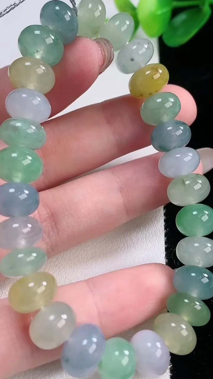 天然A货翡翠种三彩算盘珠手串，尺寸9.7-6.2-27颗，重量:34.02g11月28日
工厂直销收