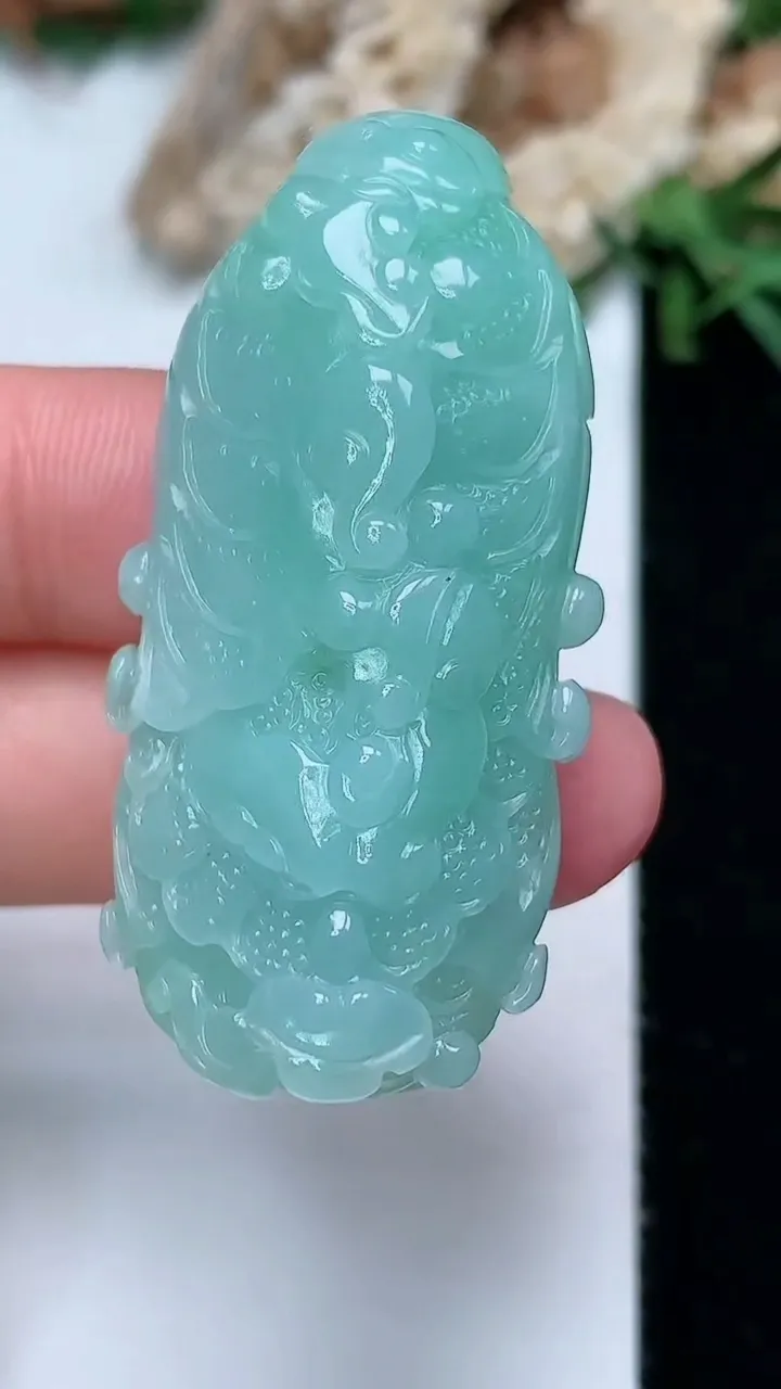 天然A货翡翠白菜吊坠，尺寸44.5-21.7-12.9，重量:20.70g
11月28日