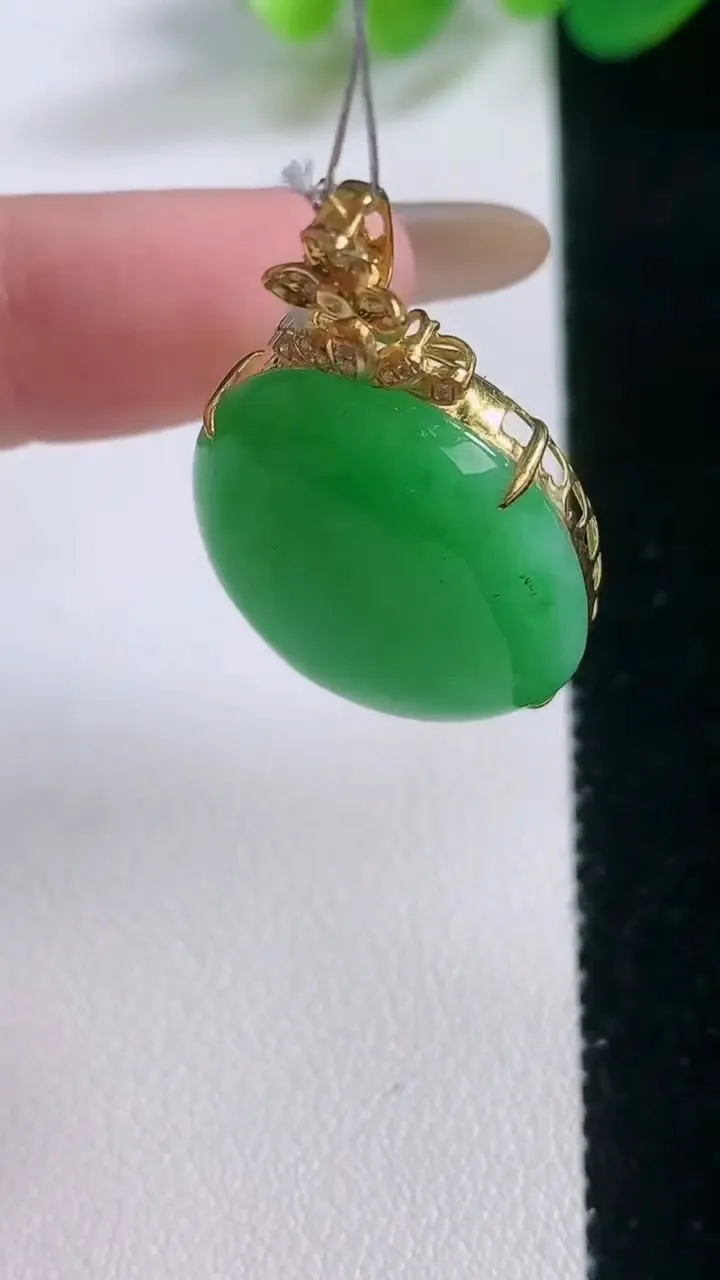天然A货翡翠蛋面吊坠，尺寸33.5-23.6-21-8.5，重量:8.44g
11月28日