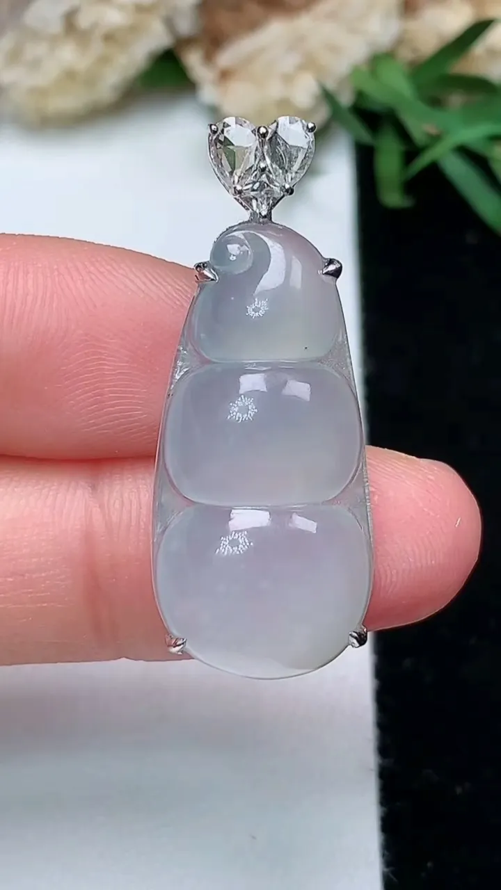 天然A货翡翠白冰福豆吊坠，尺寸26.8-13.2-7，重量:3.82g
11月28日