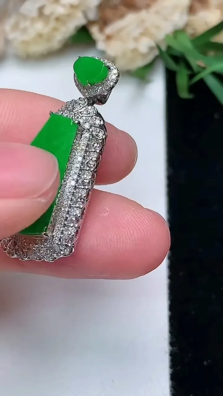 天然A货翡翠无事牌吊坠，尺寸30.5-15.5-8.6，裸石17-11.2，重量:4.20g
11月28日