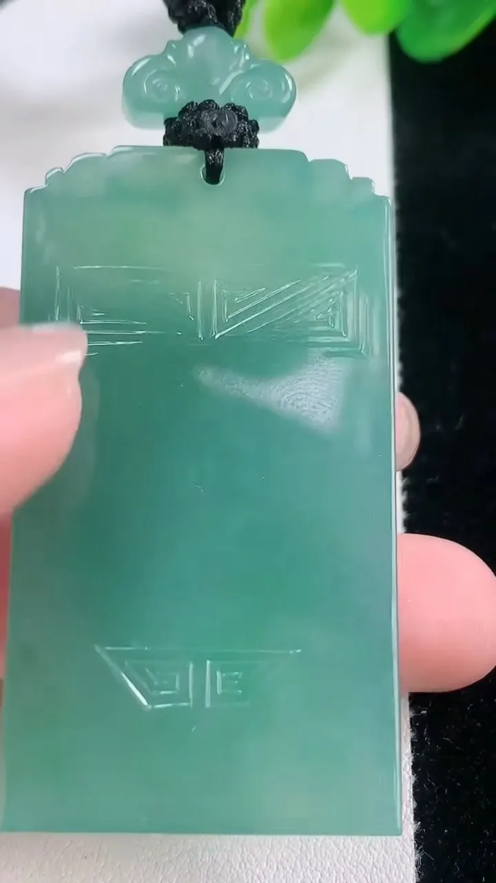 天然A货翡翠仿古无事牌吊坠，尺寸55-30.4-5.7，重量:35.60g
11月28日