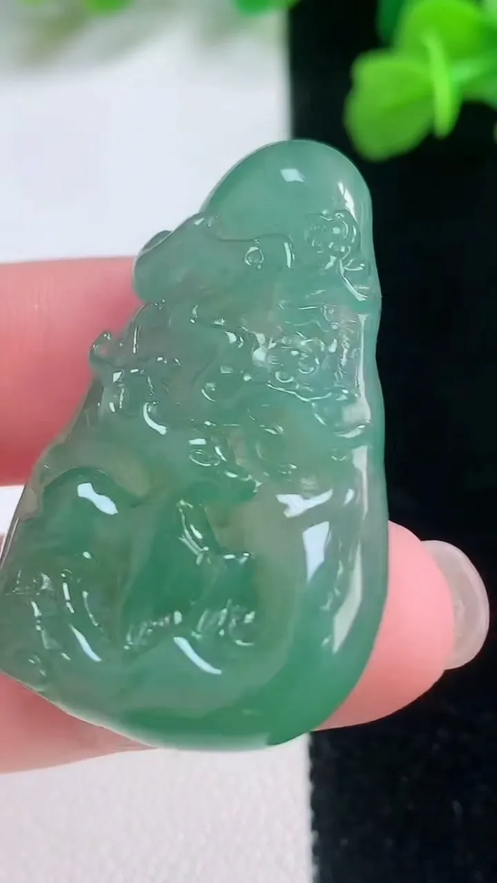 天然A货翡翠梅花鹿吊坠，尺寸38.5-25.2-6.4，重量:11.01g
11月28日