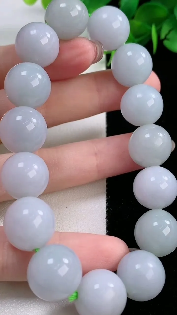 天然A货翡翠紫罗兰圆珠手串，尺寸13.7-15颗，重量:71.91g11月28日
工厂直销收藏佳品,种好水足，色泽均匀，有种有色，上手高大气！