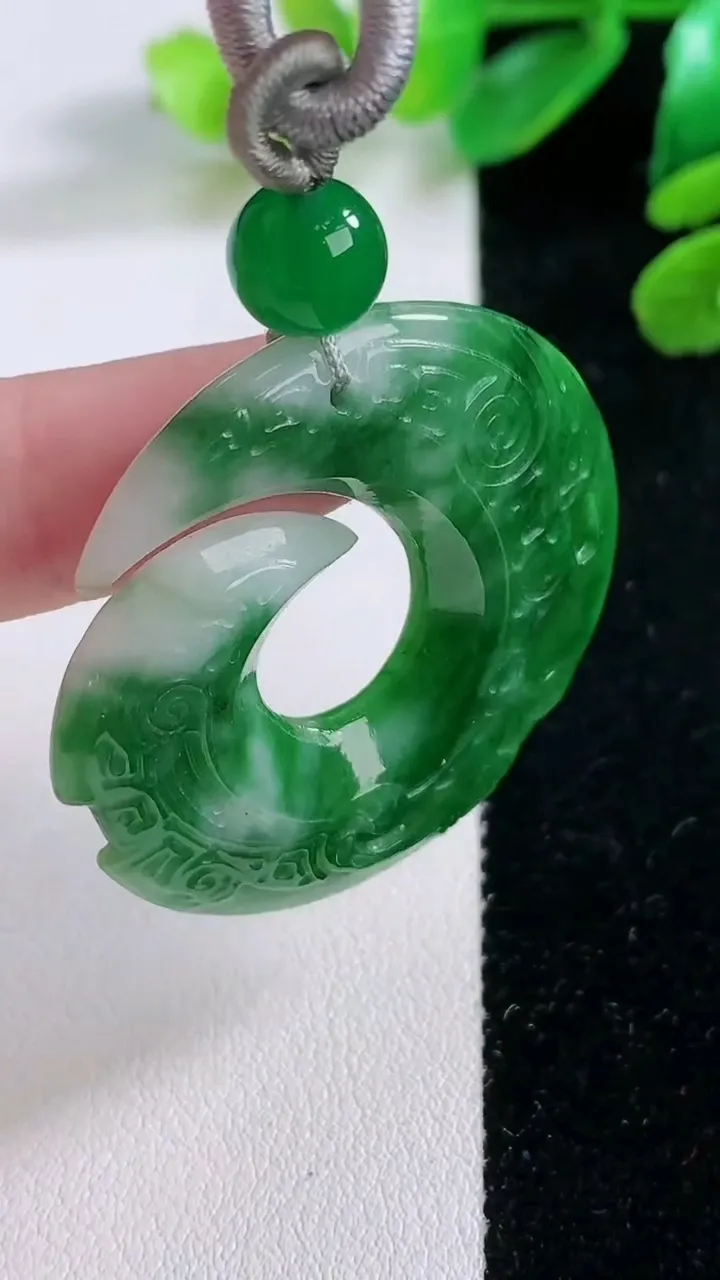 天然A货翡翠时来运转吊坠，尺寸 39.8-4.3，重:10.67g
11月28日