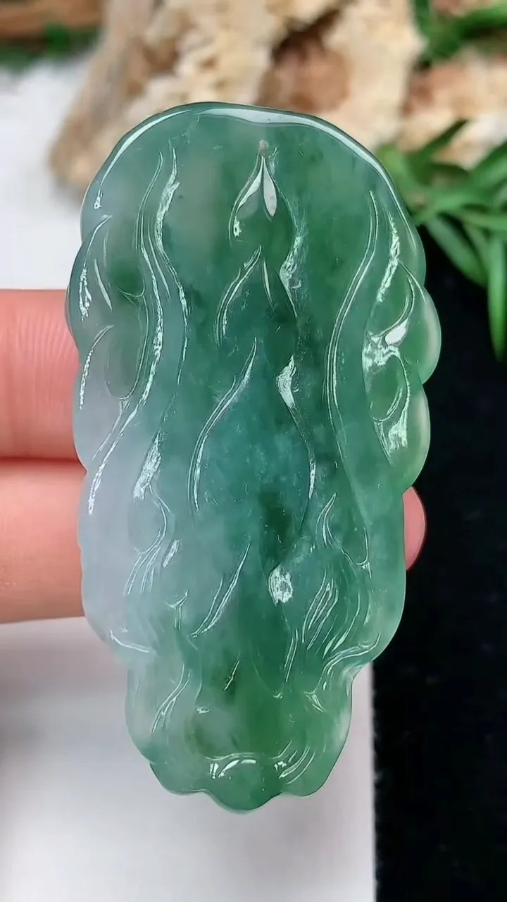 天然A货翡翠龙牌吊坠，尺寸52.5-28.4-9.3，重量:24.04g
11月28日