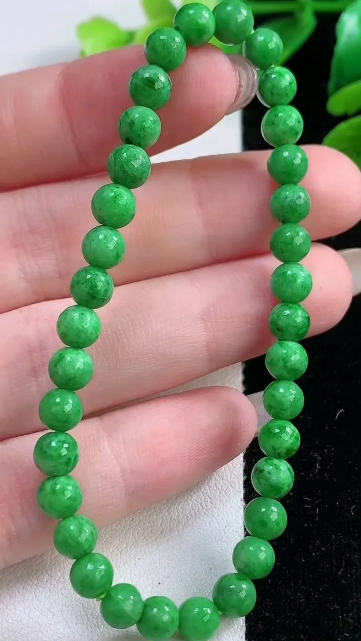 天然A货翡翠圆珠手串，尺寸 5.5-34 颗，重:8.14g11月28日
工厂直销收藏佳品,种好水足，色泽均匀，有种有色，上手高大气！