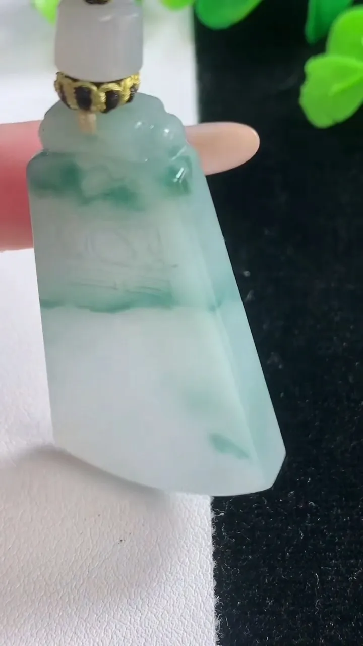 天然A货翡翠冰种飘花仿古无事牌吊坠，尺寸48-27.6-5.8，重量:25.43g
11月28日