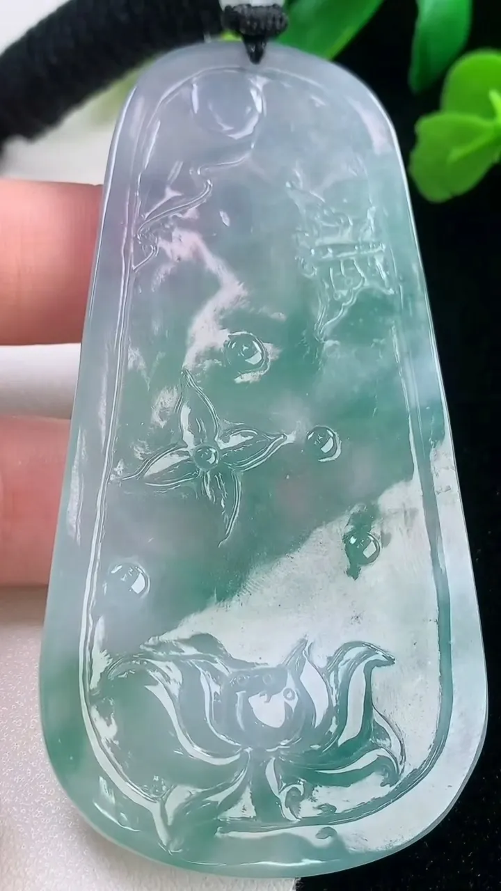 天然A货翡翠冰种紫罗兰飘花无相佛吊坠，尺寸78.5-39.8-4.6，重量:36.73g
11月28日