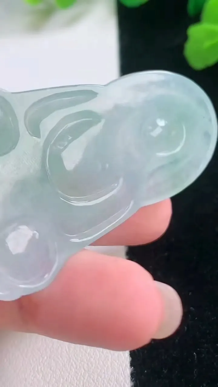 天然A货翡翠观音菩萨吊坠，尺寸53-31.4-5.6，重量:16.20g
11月28日