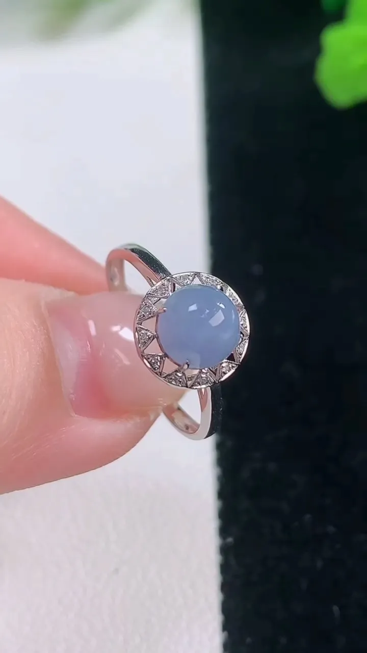 天然A货翡翠18K金紫罗兰蛋面戒指，尺寸17.2-6.1-7，重量:1.37g2025年11月28日
工厂直销收藏佳品,种好水足，色泽均匀，有种有色，上手高大气！