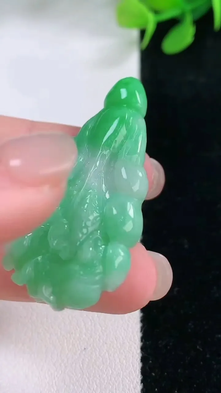 天然A货翡翠白菜吊坠，尺寸43-22.4-8.9，重量:11.23g
11月28日