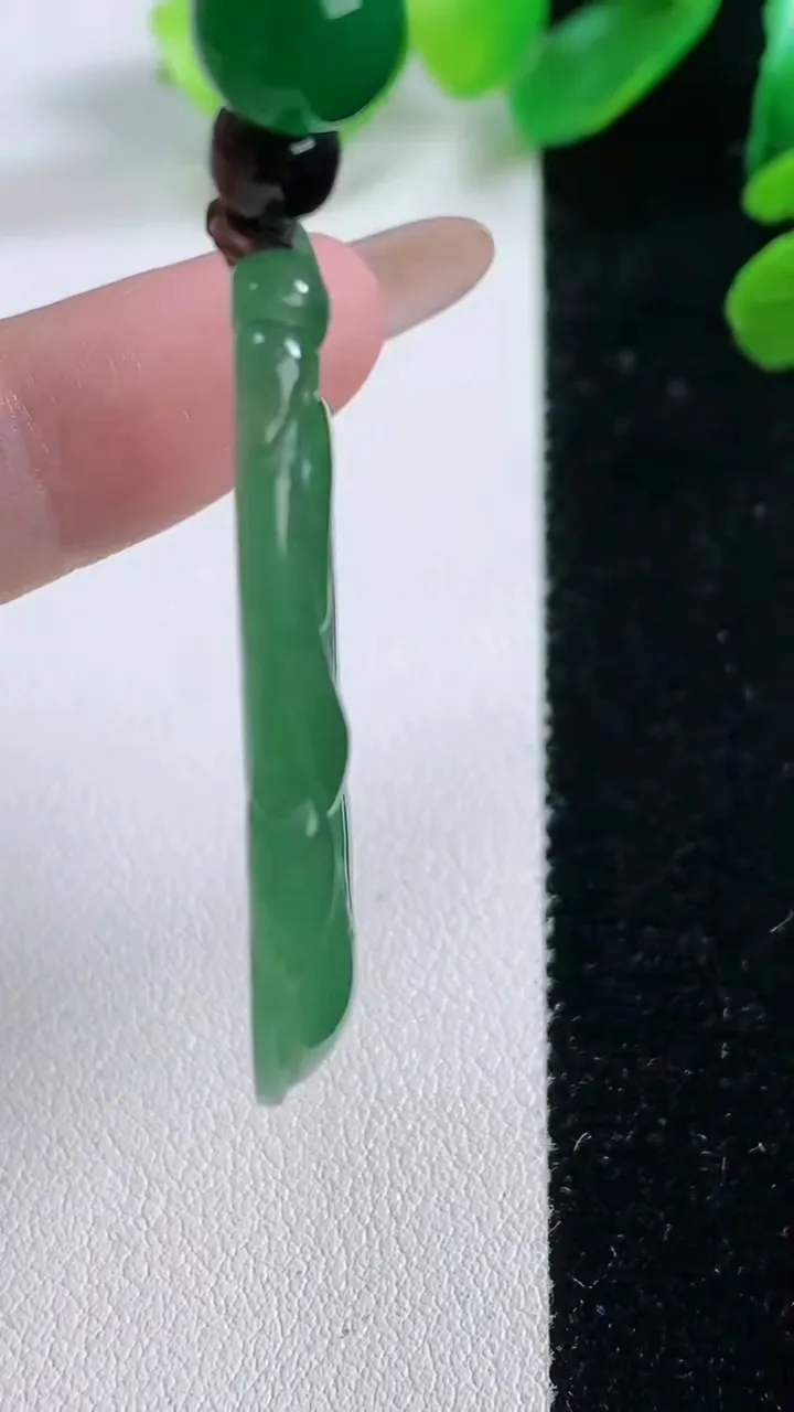 天然A货翡翠如意吊坠，尺寸 42.1-26-5.5，重:9.88g
11月28日